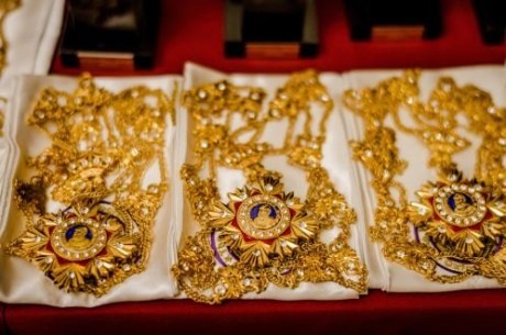 Предприимчивый украинец продаёт фальшивые премии Оксфорда за миллионы фунтов