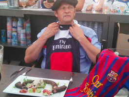 Французский мэр сдержал слово и публично съел крысу после победы "Барселоны" (Видео)