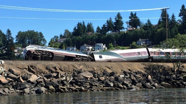 В штате Вашингтон с рельсов сошел пассажирский поезд