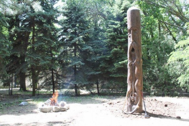 Сотрудники МВД Украины устроили языческий молебен перед деревянным истуканом