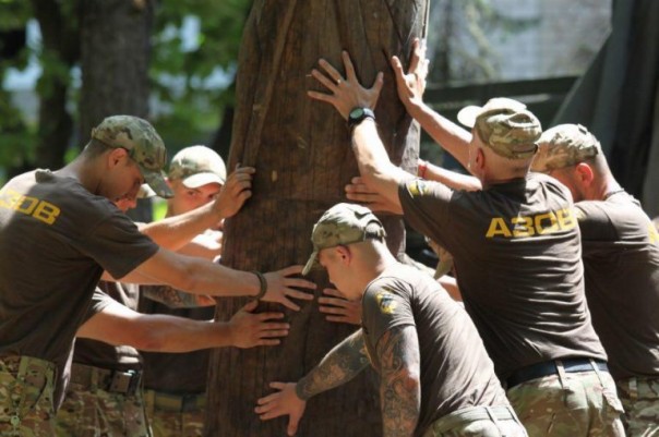 Сотрудники МВД Украины устроили языческий молебен перед деревянным истуканом