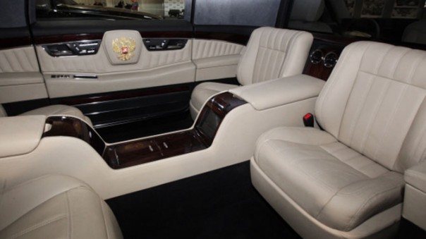 Путин прокатился на первом отечественном VIP-лимузине из "Кортежа" Путин прокатился на первом отечественном VIP-лимузине из "Кортежа"