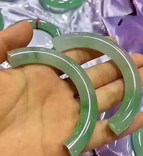 Туристка cлучайно cломала нефритовый браслет, примеряя его. Когда ей показали цену – она потеряла сознание! Туристка cлучайно cломала нефритовый браслет, примеряя его. Когда ей показали цену – она потеряла сознание!