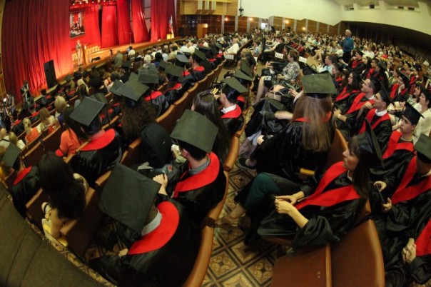 Выпускникам Донбасской юридической академии вручили российские дипломы и дипломы ДНР Выпускникам Донбасской юридической академии вручили российские дипломы и дипломы ДНР