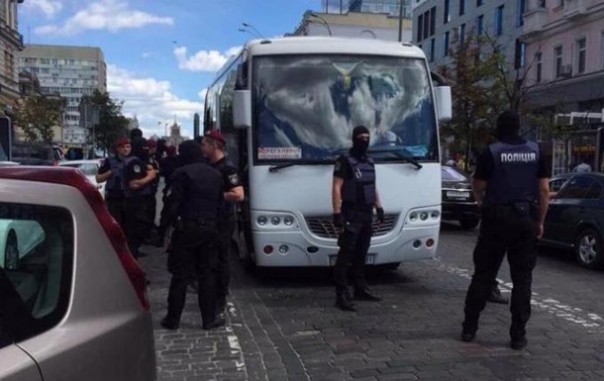 В Киеве радикалам не дали забросать коктейлями Молотова посольство Польши