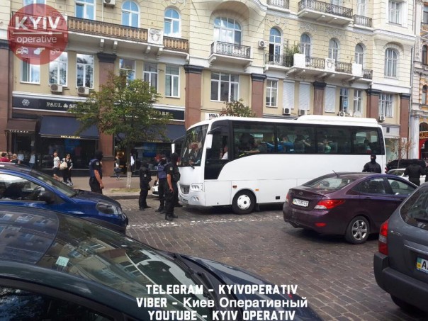 В Киеве радикалам не дали забросать коктейлями Молотова посольство Польши В Киеве радикалам не дали забросать коктейлями Молотова посольство Польши