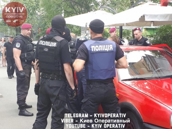 В Киеве радикалам не дали забросать коктейлями Молотова посольство Польши В Киеве радикалам не дали забросать коктейлями Молотова посольство Польши