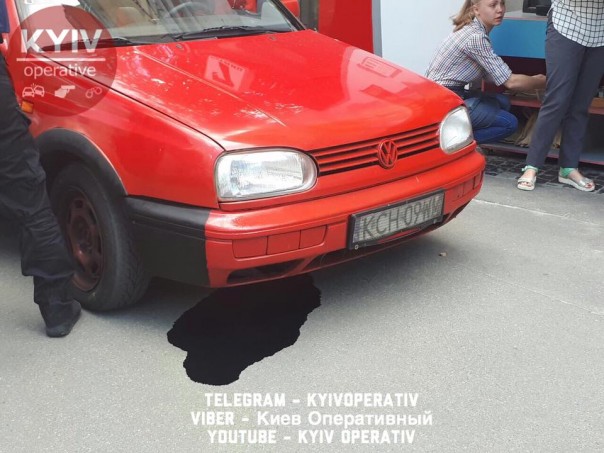 В Киеве радикалам не дали забросать коктейлями Молотова посольство Польши В Киеве радикалам не дали забросать коктейлями Молотова посольство Польши