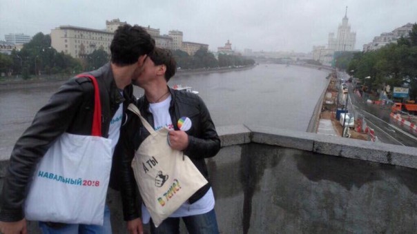 Агитация продолжается: в Питере за Навального топят бомжи