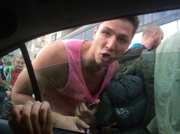 В Киеве 10 человек в масках с криками «Вот вам, пид…расы!» напали на организаторов лекции «Трансгендер» В Киеве 10 человек в масках с криками «Вот вам, пид…расы!» напали на организаторов лекции «Трансгендер»