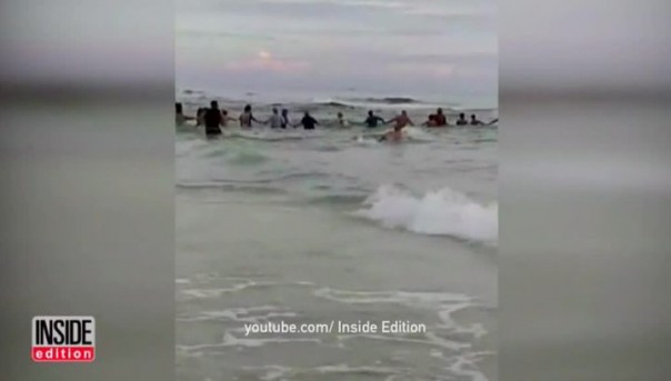 Во Флориде 80 человек выстроились в живую цепь, чтобы спасти тонувшую семью