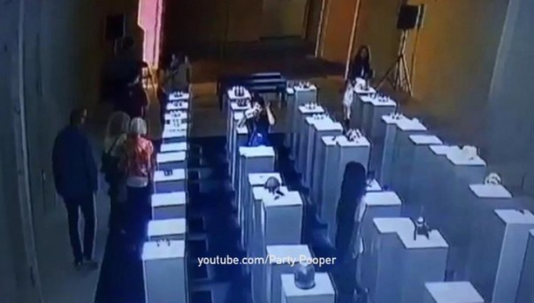 Любительница селфи разбила экспонаты выставки на 200 тысяч долларов