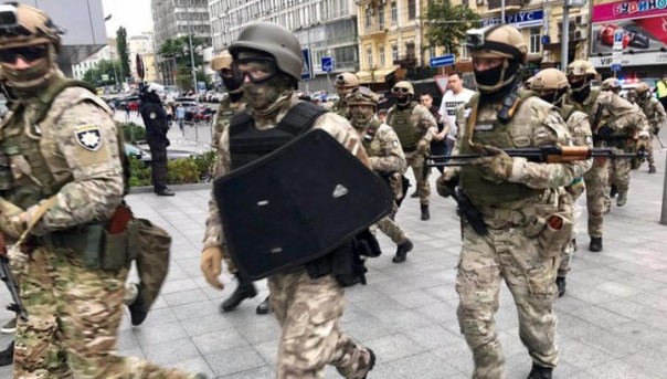 Война с инакомыслием: на Украине устроили "маски-шоу" в медиахолдинге "Вести"