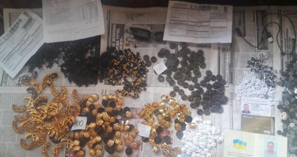 Украинца не пустили в ЛДНР из-за пуговиц с российской символикой