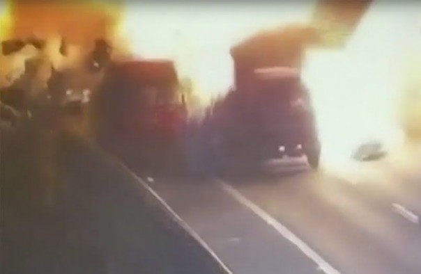 В Китае на скоростной автотрассе взорвались два грузовика