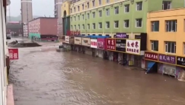 В Китае ливнем сносит дома, магазины и машины