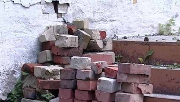 Мольба о кирпичах на калитке детсада шокировала жителей Челябинской области