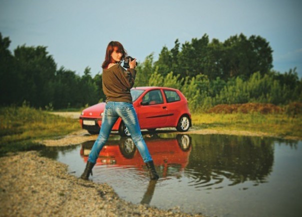 Она купила новую машину и через неделю её разбила. То, как это случилось порвало мне скулы от смеха!