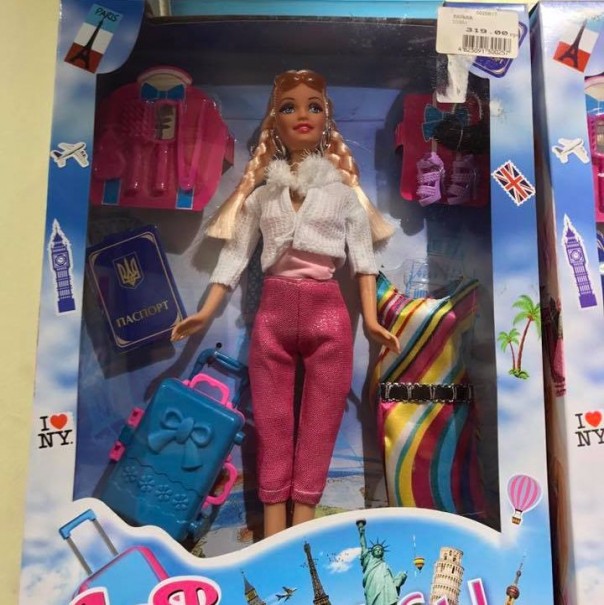 "Безвизовая Барби" с украинским паспортом вытеснила "соперниц" в вышиванках