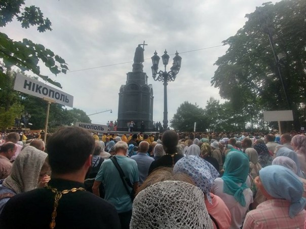 Крестный ход в Киеве: Около 10 тыс. верующих собрались на Владимирской горке в Киеве