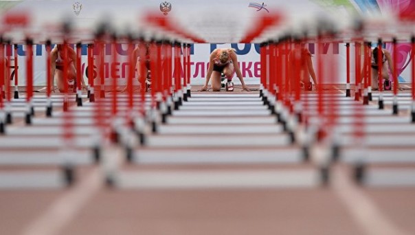 Российским легкоатлетам запретили петь гимн страны на ЧМ в Лондоне