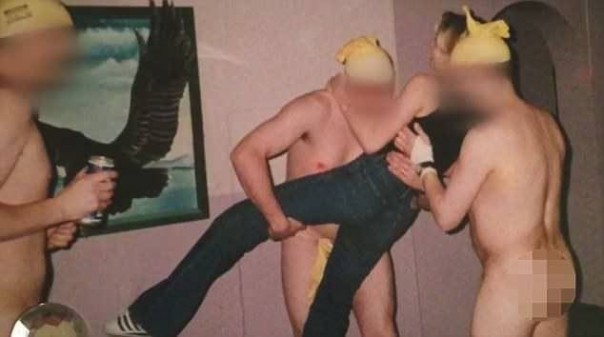 Жертва секс-травли в британской армии выложила фото "обрядов посвящения"