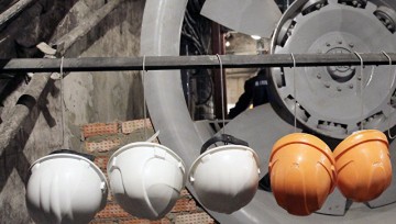 В Луганской области горняки не выходят на поверхность, требуя зарплат