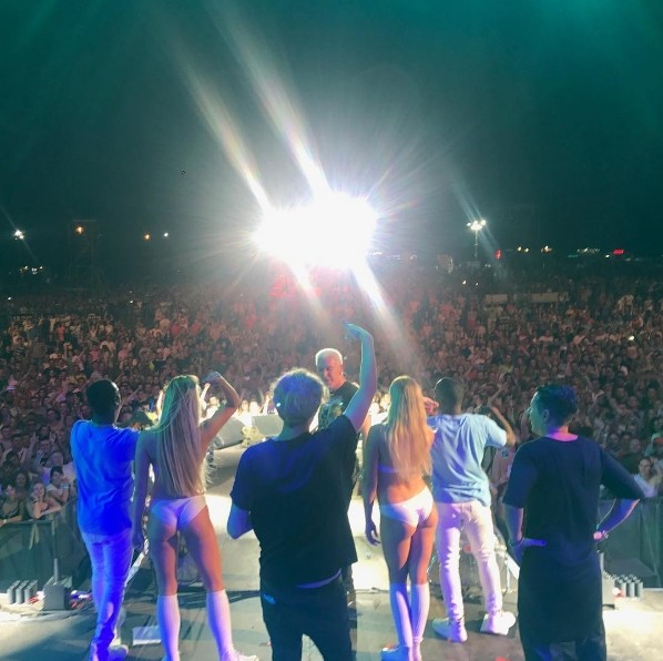 И вся Германия бежит и падает исполняя волю украинского посла... :)))