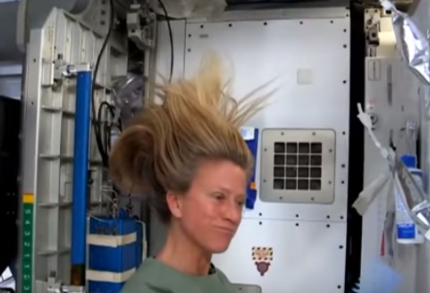 Астронавт NASA показала, как помыть голову в невесомости
