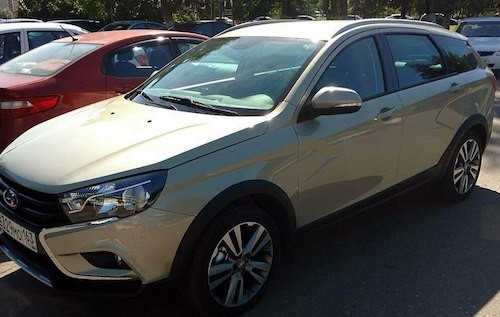 В Сеть попали фото нового дизайна Lada Vesta SW Cross в цвете «Карфаген»