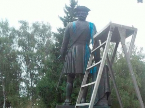 В Полтаве облили синей краской памятник Петру Первому и крест на могиле русских воинов