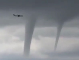 В Сочи пассажирский лайнер совершил посадку на фоне бушующего смерча — видео