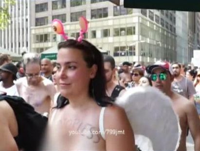 Бывшая российская журналистка и секс-тренер устроили голое дефиле в Нью-Йорке