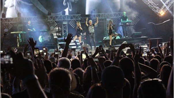 И вся Германия бежит и падает исполняя волю украинского посла... :)))