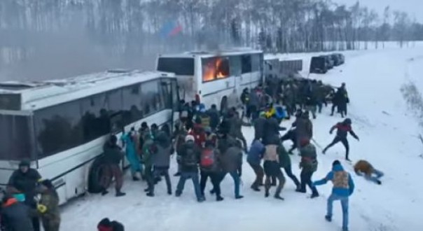 Колонна автобусов, идущая в Крым, под Корсунь-Шевченковским была сожжённа «Азовом»