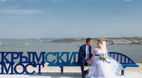 Отдых на «Крымском мосту»: Керчи подарили скамейку с логотипом проекта