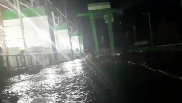 На Нижне-Бурейской ГЭС России вырвало шлюз. Идет затопление