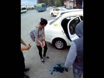 СМИ: хабаровский таксист заставил не заплативших девушек умыться зеленкой