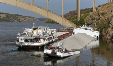 В Запорожье баржа получила пробоину и села на мель