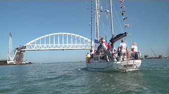 Парусная регата прошла под аркой Керченского моста