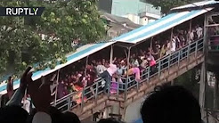 22 человека погибли в давке на железнодорожной станции в Индии [18+]