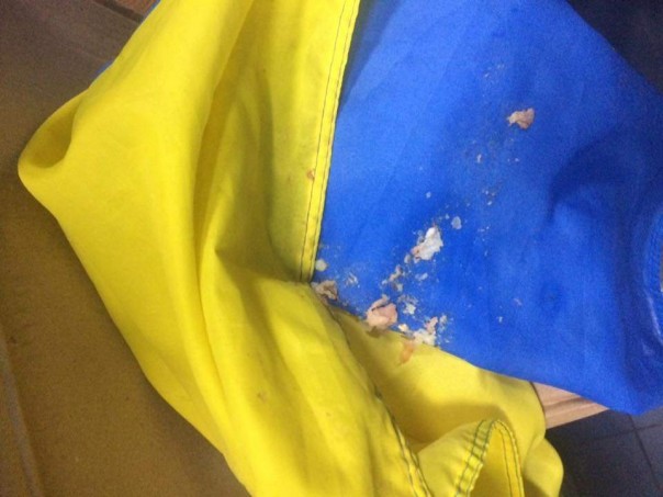 В киевской пиццерии, принадлежащей хрюмбергу «АТО» посетитель вытер ноги о флаг Украины