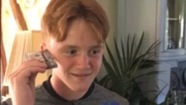 В первый раз увидели: британские дети опешили от вида аудиокассет