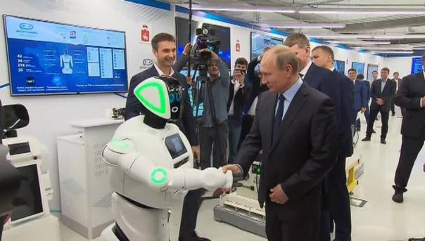 Владимир Путин поговорил с андроидом на выставке в Перми