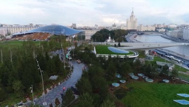 Парк "Зарядье" безжалостно растоптан. Ущерб оценили в десятки миллионов рублей