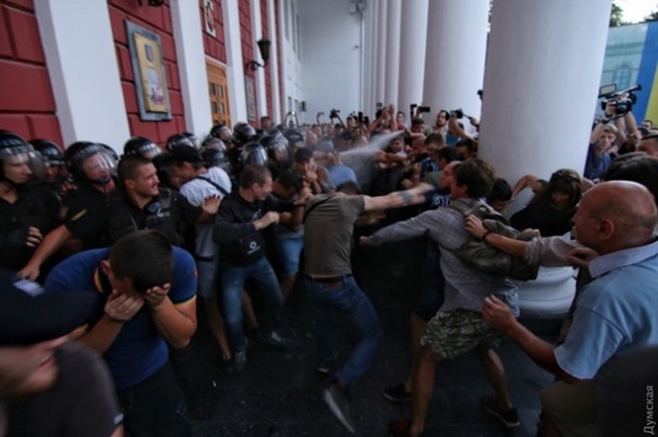 Штурм мэрии Одессы: драка и взрыв гранаты