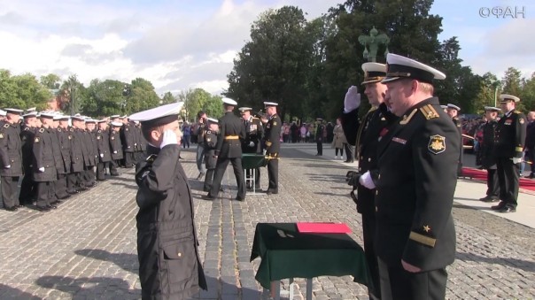 Юные морские кадеты на присяге в Кронштадте рассказали, почему выбрали российский флот