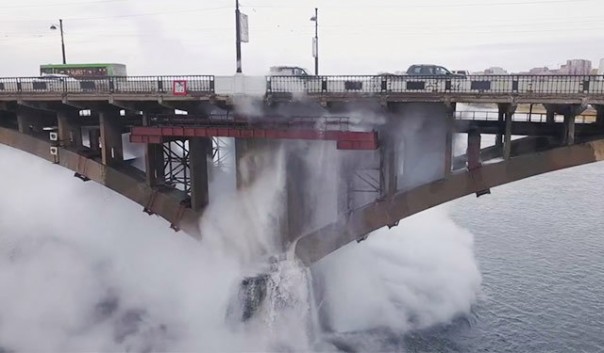 Гигантский столб кипятка на мосту в Иркутске. Уникальное видео прорыва трубы, снятое с воздуха