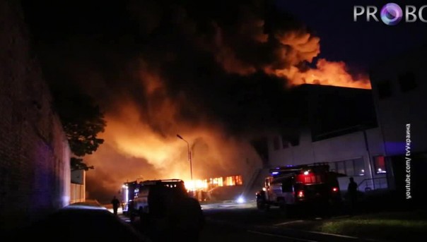 Под Киевом горят склады химического завода