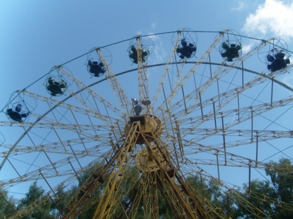 В Тернополе подросток попытался украсть металлическую кабину с колеса обозрения